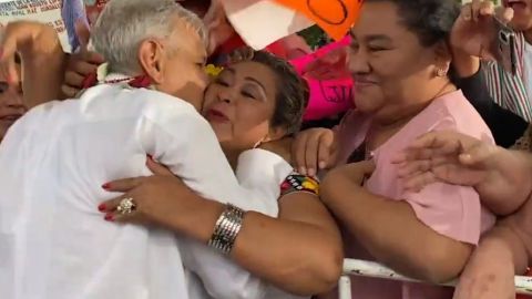 VIDEO: A pesar de Covid-19, AMLO reparte besos y abrazos en Macuspana