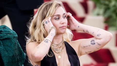 Mira el extraño y nuevo tatuaje de Miley Cyrus
