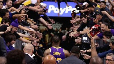 Saludos de lejitos: la NBA prohíbe a jugadores chocarlas con fans