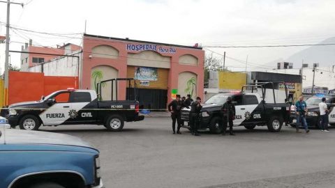 Asesinan a dos adultos y un niño en motel de Monterrey