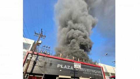 VIDEO: Se queman locales de Plaza Constitución