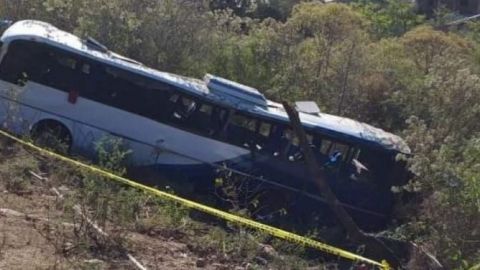 Volcadura de autobús en Michoacán deja al menos 3 peregrinos muertos