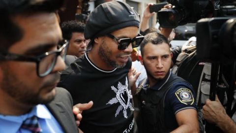 Paraguay desiste de imputar a Ronaldinho por pasaporte falso