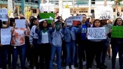 VIDEO: Estudiantes de la Lázaro se manifiestan contra su director