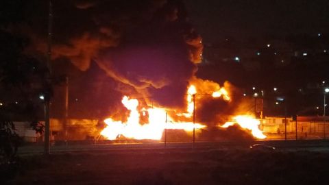 Se incendia almacén de llantas de ''Llantera Jaramillo'' en la madrugada