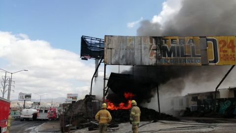 VIDEO: Bomberos siguen luchando contra incendio tras casi 11 horas