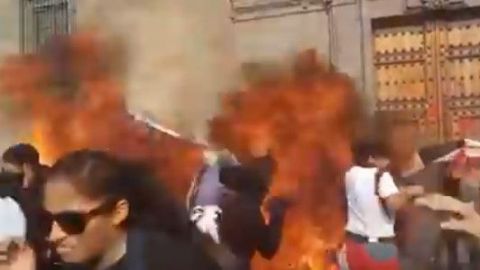 VIDEO: Queman con bomba molotov a fotógrafa de EL UNIVERSAL