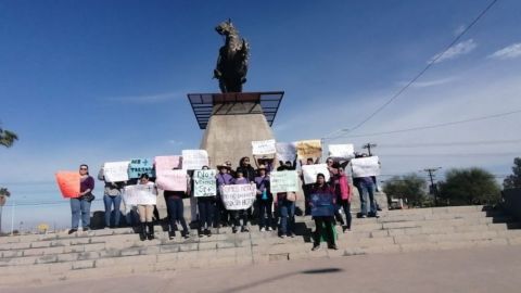 Se manifiestan jóvenes en monumento ''del caballito'' en Mexicali