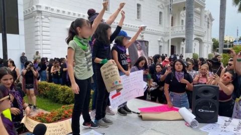 Niñas marchan contra violencia de género en Culiacán