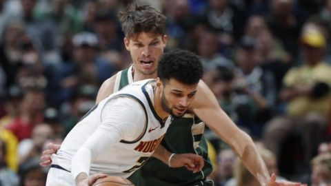 Murray logra 21 puntos; Nuggets derrotan a diezmados Bucks