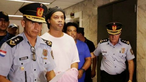 Mantienen prisión preventiva a Ronaldinho
