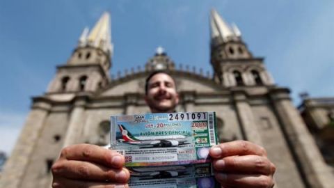 Mexicanos compran los primeros ''cachitos'' de la rifa del avión presidencial