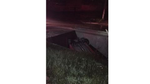 Auto cae a canalización en Urbi 1era sección