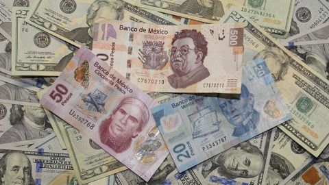 Esta madrugada el dólar alcanzó un máximo histórico de 22.98 pesos