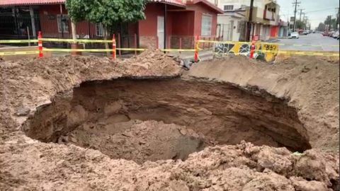 Se abre socavón por lluvias en Mexicali