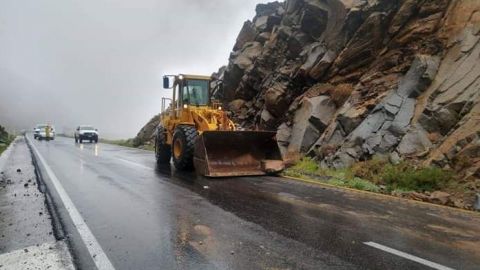 Remueven escombros en La Rumorosa