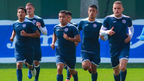 Cruz Azul entrena bajo observación médica