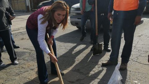 Encabeza alcaldesa programa de bacheo frío en Mexicali
