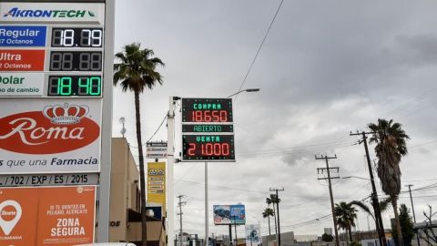 Dólar llega a 21 pesos en casas de cambio