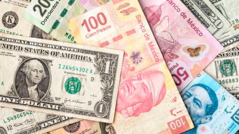 El dólar alcanzó un máximo histórico de 23.18 pesos esta mañana
