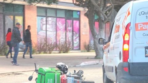 Atropellan a un conductor de Uber Eats en plena avenida Revolución