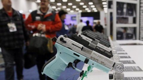 Pánico por coronavirus incrementa compra de armas en Estados Unidos