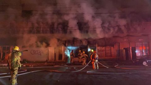 Arde edificio en centro de Tijuana