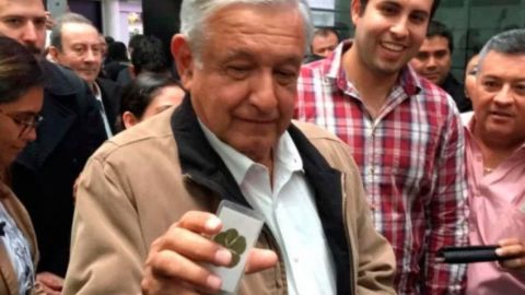 Presume AMLO sus amuletos contra el coronavirus