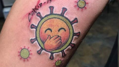 VIDEO: Se tatúan al coronavirus en Tampico