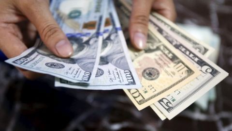 Dólar se vende en 24.53 pesos a media jornada