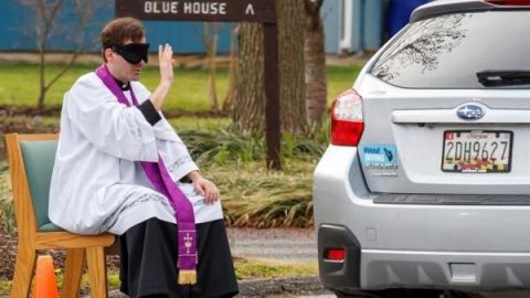 Un cura de EEUU permite a fieles confesarse desde el auto debido a COVID-19