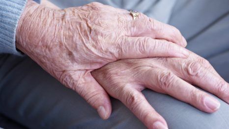 Las personas mayores de 60 años son más vulnerables a COVID-19