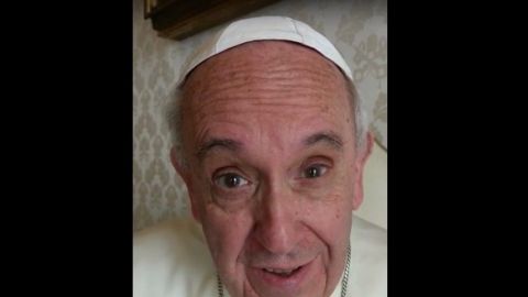 VIDEO: Papa Francisco da su bendición a través de la pantalla en medio del caos.