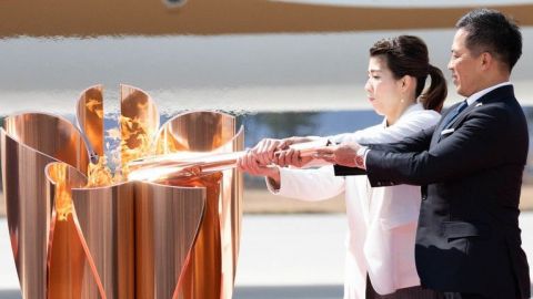 La llama olímpica se queda en Japón tras posposición