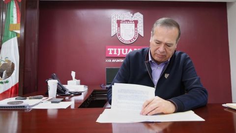 Arturo González firma declaratoria de riesgos sanitarios para Tijuana