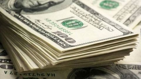 Dólar repunta a 23.65 pesos ante baja de calificación crediticia