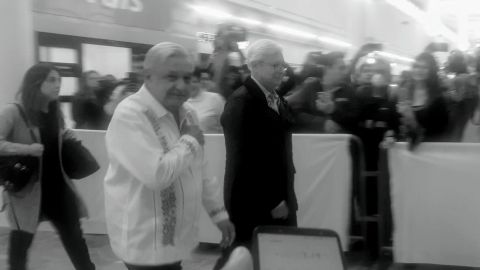 Ignora López Obrador a tijuanenses en el aeropuerto