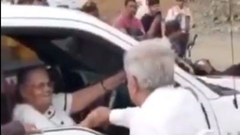 VIDEO: AMLO saluda de mano a la mamá de Joaquín “el Chapo” Guzmán, en su gira.