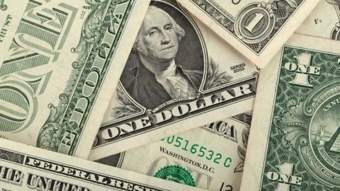 Dólar repunta 90 centavos en bancos; se vende en 24.74 pesos