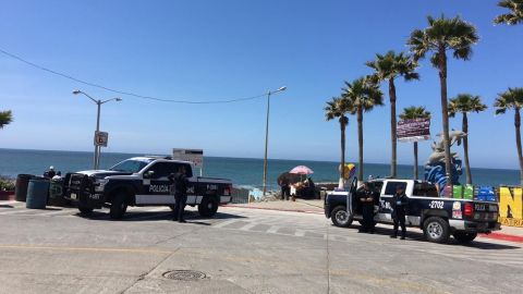 Retiran a ciudadanos y vendedores de las playas de Tijuana