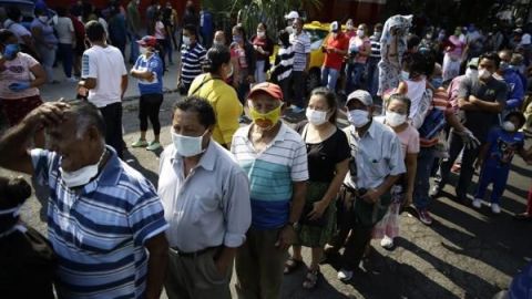 Miles de salvadoreños salen a la calle en plena cuarentena por bono estatal