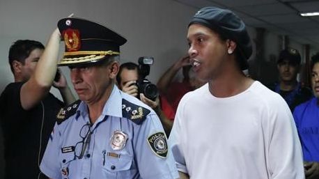 Ronaldinho recupera celulares, mas no libertad