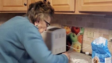 VIDEO: Mujer de 97 años da clases de cocina online y se vuelven virales