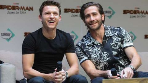 Tom Holland y Jake Gyllenhaal desafían la gravedad con el ''t-shirt challenge''