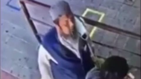 VIDEO: Hombre con Covid-19 le escupe a otro provocándole la muerte