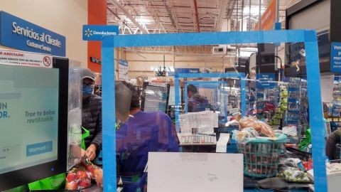 Instalan acrílicos en cajas de Walmart