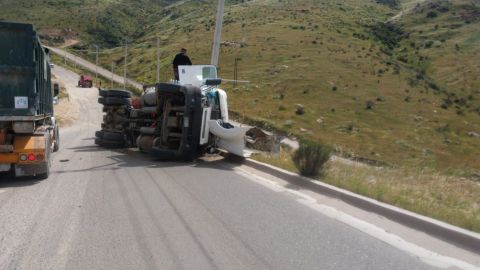 Vuelca camión en rampa descendente de Valle de las Palmas