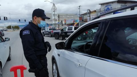 VIDEO: Instalan filtros policiacos para mantener a la gente en casa