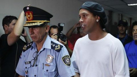 Ronaldinho deja cárcel; cumplirá arresto domiciliario
