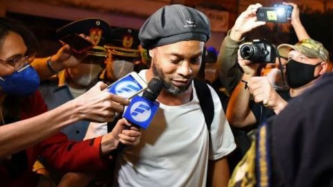 Ronaldinho desconoce cuánto tiempo seguirá en Paraguay
